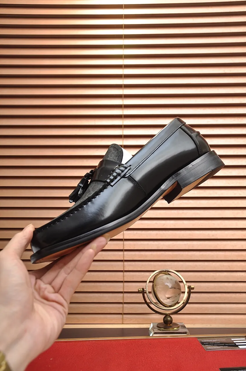 Men's shoes💰560💶Italy's top luxury men's shoe giant (GUCCI) (Gucci) (full cowhide lining) new arrival🍃Original European style🔰 Pleasant to the eye😍In order to make the shoes more durable and non-deformable🌀The production continues to follow traditional methods but there is still no lack of innovation💪Choose original sheepskin for the leather♻️ Smooth and natural And extra bright ⭐Made of imported cowhide, the first choice of rich people 38-45 (45 customized)